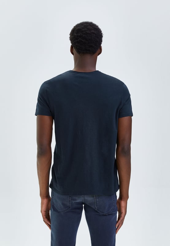 This cotton T-shirt has V-neck and regular fit.