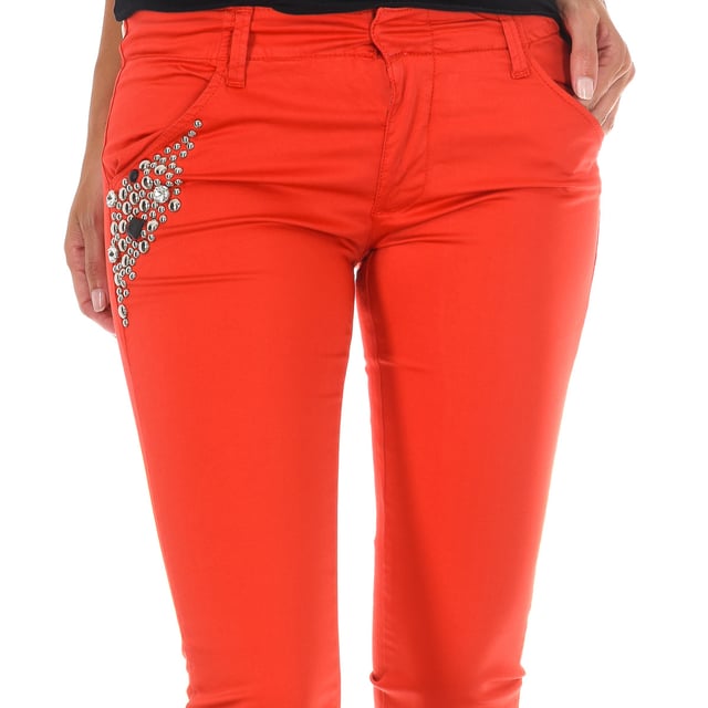 Long pants. 
 Red color 
 Belt loops. 
 Button and zip closure on the front. 
 Two pockets on the front. 
 Two fake pockets on the back. 
 Tacks on the pocket. 
 Narrow cut hem. 
 Matching seams. 

 Composition: 
 - 95% Cotton - 5% Elastane. 

 Washing instructions: 
 - Wash maximum at 40ºC. 
 - Iron at medium temperature. max. 110ºC. 
 - Lets you use a dryer. 
 - Do not use bleach. 
 - Does not support dry cleaning. 

 Composition: 95% Cotton, 5% Elastane
 Care:
- Wash maximum at 40ºC.
 - Iron at medium temperature. max. 110ºC.
 - Allows you to use a dryer.
 - Do not use bleach.
 - Does not support dry cleaning.