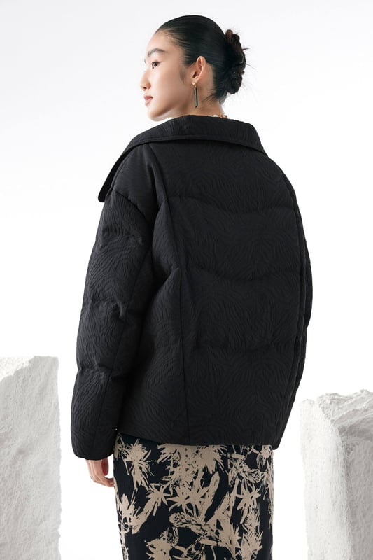 Experience ultimate warmth with our luxurious 700+ fill goose down, offering ultra-light insulation of exceptional quality. With 90% premium pure goose down and flawless distribution to prevent leakage, you’ll enjoy long-lasting, optimal insulation.

CHINESE JACQUARD FABRIC: A special design that blends the traditional with the modern.

LAPEL COLLAR: Our wider design creates a sophisticated look.

MOUNTAIN COLOUR: The uplifting palette of the mountains in a patchwork effect.

LUXURIOUS 700+ FILL GOOSE DOWN: Ultra-light insulation of exceptional quality.
