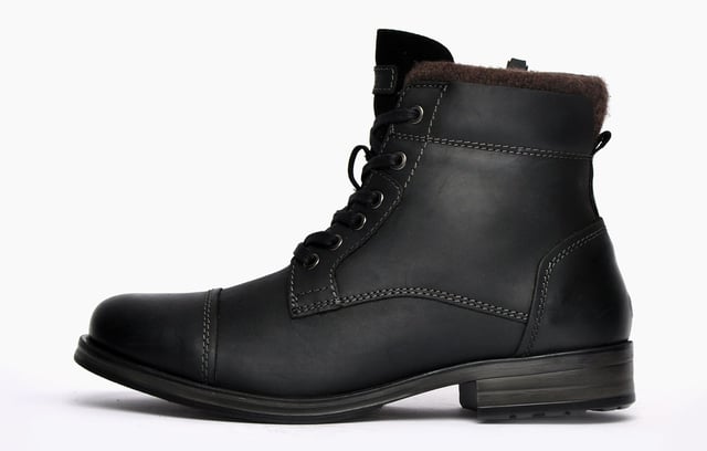 These Catesby England Rockford leather boots are a welcome addition to any modern day mans wardrobe, featuring a traditional eyelet lace fastening system with an additional side zip fastening for added comfort and security.
 Designed to keep you warm during the winter season, these boots feature a textile inner lining, padded ankle collar and a robust treaded sole unit to take on the roughest terrains and harshest environments
 - Premium leather upper
 - Zip fastening for easy on/off wear
 - 6 Eyelets with a traditional lace up secure fastening
 - Padded ankle collar
 - Comfortable textile inner lining
 - Rugged outsole delivers unbeatable grip and wear