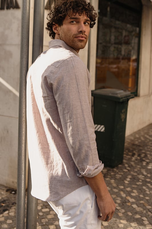 In your free time or at the office, this stylish shirt from Threadbare is a must-have in every closet. Combined with jeans or smart trousers, it is suitable for any occasion. The classic button placket and shirt collar round off the cut and give the shirt an elegant style.