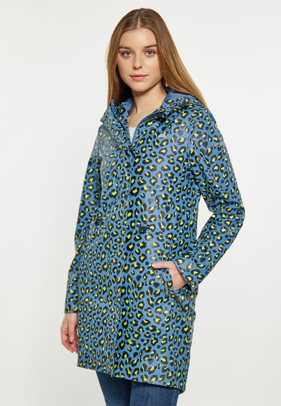 Accentueer je stijl op regenachtige dagen met dit regenjack met luipaardprint. De jas heeft een normale pasvorm en een lengte tot halverwege de dij, een verstelbare capuchon en gelaste naden voor waterbestendigheid. De ritssluiting is verborgen onder drukknopen en twee voorzakken zorgen voor functionaliteit. Jas met lange mouwen, verstelbare trekkoorden in de taille. Stap naar buiten in deze parka met cheetahprint, ontworpen voor zowel mode als functionaliteit. De jas is gemaakt van 3000 mm waterdichte stof.  regenparka