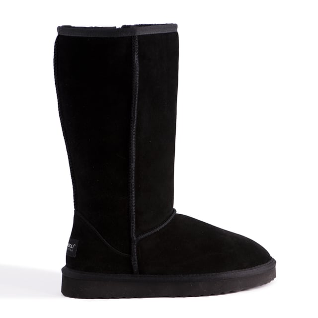 Aus Wooli "Newton" Australia Tall Zip, Schwarz DETAILS
Modischer hoher Reißverschluss-Stiefel - für bequemen Tragekomfort
Obermaterial aus Wildleder - wasserabweisend
Weiches Futter aus echtem australischem Schafsleder und Wolle
Nachhaltig beschafft und umweltfreundlich verarbeitet
Einzigartige geformte Einlegesohle mit Stützfunktion - mit Schaffell gefüttertes Fußbett - extrem bequem
Gummi-Laufsohle aus einer hochdichten EVA-Mischung - leichter, weicher und langlebiger
Lange Länge für hervorragende Wärme
Doppelte Nähte und verstärkte Ferse
YKK-Qualitätsreißverschluss
Schafsfell ist atmungsaktiv und hält die Füße im Winter warm und im Sommer kühl