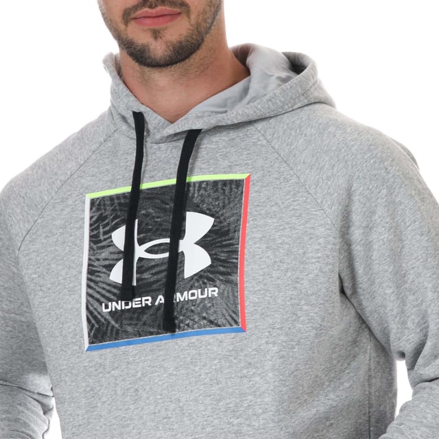 Mens Under Armour Rival Fleece Graphic Hoody in grey.- Drawcord-adjustable hood.- Long sleeves.- Front kangaroo pocket.- Lightweight  ultra-comfortable cotton-blend fleece with brushed interior to keep you warm & comfortable.- Ribbed cuffs and hem.- Loose fit.- Body: 80% Cotton  20% Polyester. Hood Lining: 60% Cotton  40% Polyester.- Ref: 1370349011