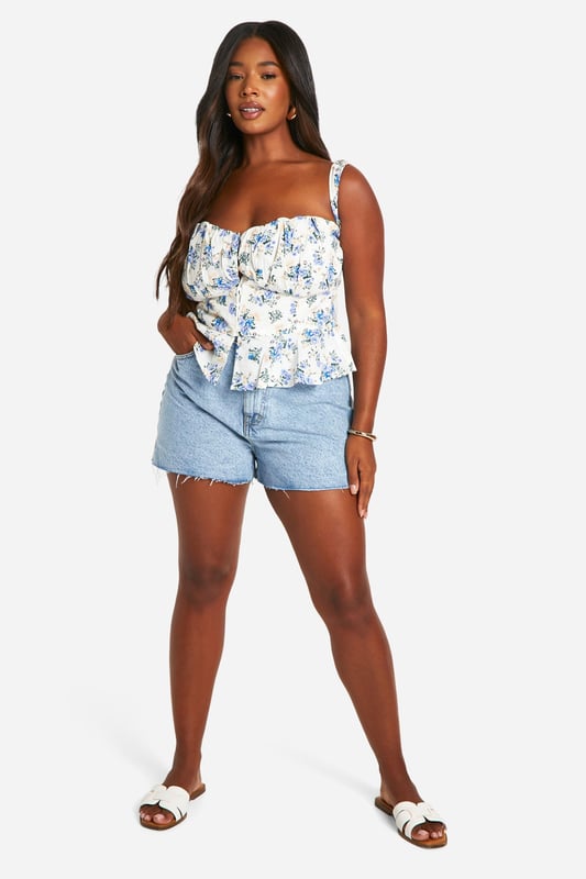Introducing your new fave top from our latest collection of plus size tops. Chic, versatile, and the perfect addition to your new-season wardrobe, this style is everything you've been scrolling for. Pair with your fave jeans and chunky trainers for off-duty days or go all-out with wide leg trousers and statement heels. Want more? From wardrobe essentials like plus size shirts, to stand-out styles from our plus size party tops edit, find your everyday 'fits right here. Style: CorsetDesign: FloralFabric: Cotton PoplinLength: RegularSleeve Length: Strappy