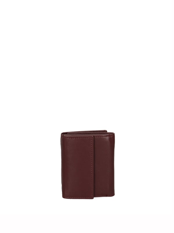 Cartera de hombre. El cierre es con botón de presión. Los bolsillos internos son tarjeteros y porta billetes. Los bolsillos exteriores son uno trasero con clip. Falta la correa para el hombro. Falta el mango. Hay un compartimento interno. El material exterior es 100% Piel Auténtica. Internamente está forrado en piel auténtica. Medidas: 8x10x3 cm. Producto de moda