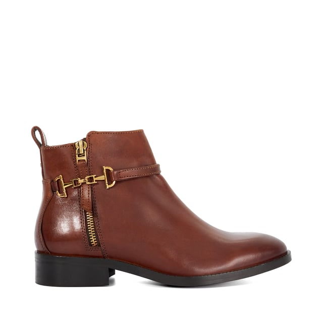 Crafted from soft leather and featuring a distinctive metal buckle detail, our Parklyn ankle boots combines style with practicality. Designed to be worn on repeat,this style showcases a round toe for added comfort and a convenient pull tab for easy on and off.
