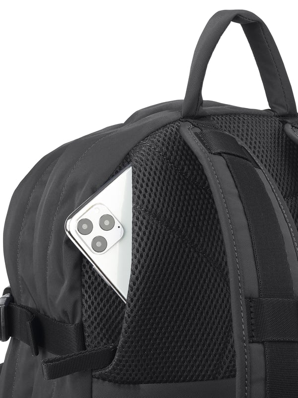 Unisex rugzak met ritssluiting. één met ritssluiting en twee open binnenzakken. twee ritssluitingen aan de voorkant en twee open zijritsen met externe zakken. ontbrekende schouderband.  Handvat van gerecycled polyethyleentereftalaat. twee binnenvakken.  extern materiaal.  Binnenkant van gerecycled polyethyleentereftalaat. Afmetingen: 30x42,5x17,5 cm. Modeproduct