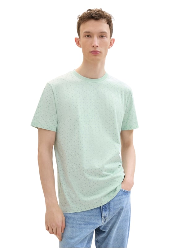 Erleben Sie ultimativen Komfort mit unserem Herren-T-Shirt! Dieses kurzärmlige Shirt in lockerer Passform bietet Ihnen maximale Bewegungsfreiheit und ein entspanntes Tragegefühl. Der klassische Rundhalsausschnitt sorgt für einen zeitlosen Look. Aus atmungsaktivem Material und weichem Rippjersey gefertigt, bleibt Ihr Körper den ganzen Tag über angenehm kühl. Der dezente Label-Print auf der Brust setzt einen stilvollen Akzent. Die weiten Ärmel bieten zusätzlichen Komfort und lässigen Stil. Ein aufgenähter Aufnäher auf dem linken Ärmel verleiht dem Shirt eine besondere Note. Perfekt für Freizeit, Sport oder entspannte Tage. Kombinieren Sie es mit Ihrer Lieblingsjeans oder -shorts für einen mühelosen Look. Gönnen Sie sich dieses vielseitige T-Shirt und erleben Sie tollen Komfort in jeder Situation!