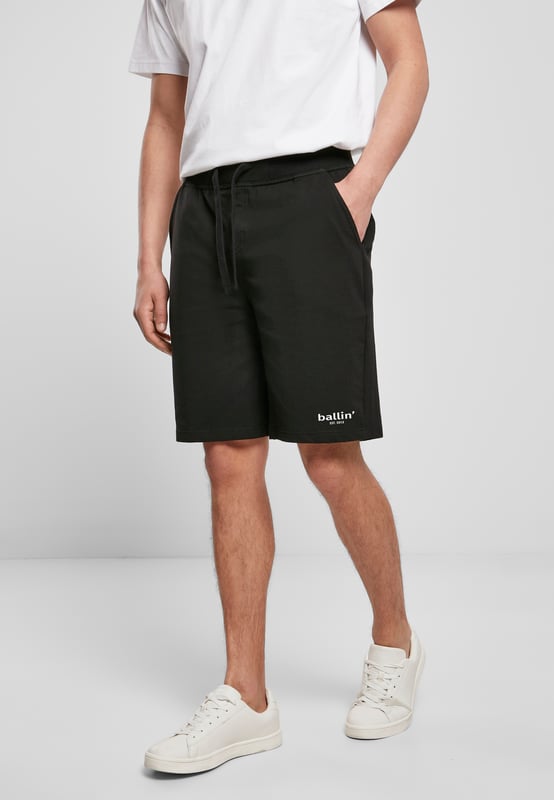 Heren joggingshort van het merk Ballin Est. 2013. De joggingshort van Ballin Est. 2013 is gemaakt van hoogwaardig katoen en elastaan, en heeft een normale pasvorm. Het zachte katoen zorgt voor een heerlijk draagcomfort.  Modelnaam: Small Logo Jogging ShortCategorie: heren joggingshortMaterialen: katoen, elastaanKleur: zwart