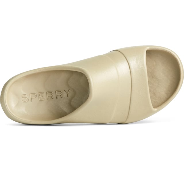 With zero water absorption and unbeatable comfort, this lightweight, one-piece slide sandal is unlike any other. From the dock to the streets, rock the Float Slide anywhere.