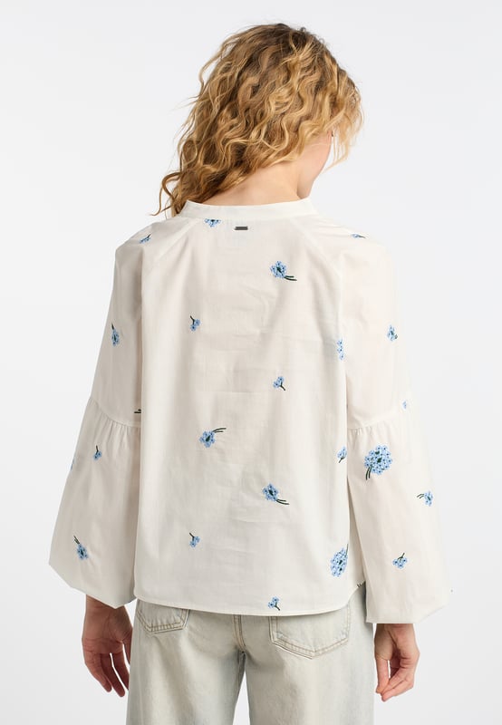 Der frische, romantische Look dieser leichten Baumwollbluse wird durch die zarte Blumenstickerei modisch hervorgehoben. Dabei bilden der V-Ausschnitt, die Ballonärmel und der Raglanarm einen lockeren Twist. Dank der entspannten Passform ist bei dieser DreiMaster Vintage Tunika der Tragekomfort gesichert.  Tunika