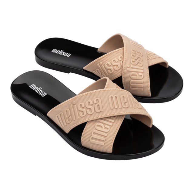 Join the multistrap trend with the Melissa M Lover Slide, the ticket to becoming a footwear icon! Lightweight and available in a variety of delightful colors, the sandal is inspired by the current fashion scene and features the unmistakable Melissa charm. Grab the perfect pair, pronto!