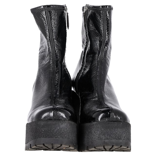 VINTAGE, UVP WIE NEU  
Die Miu Miu Stretch Platform Boots aus schwarzem Naplakleder bieten einen kühnen, modischen Look mit ihrem eleganten Design und glänzenden Finish. Der Plateauabsatz sorgt für zusätzliche Höhe und dramatischen Flair, während die dehnbare Konstruktion Komfort und Flexibilität gewährleistet. Diese Stiefel sind die perfekte Möglichkeit, jedem Outfit einen mutigen, luxuriösen Akzent zu verleihen.  

Styling-Tipp: Kombinieren Sie diese Stiefel mit einem strukturierten Kleid für einen auffälligen Abendlook oder entscheiden Sie sich für ein cooles, Streetstyle-Feeling mit einem grafischen T-Shirt und weiten Jeans. Fügen Sie eine Ledergürtel-Tasche und auffälligen Schmuck hinzu, um die gewagte, modische Ästhetik zu unterstreichen.  

Miu Miu Stretch Platform Boots aus schwarzem Naplakleder  
Zustand: Sehr gut  
Abnutzungsspuren: Enthält Box. Minimale Markierungen, leicht gebraucht, aber sehr gut gepflegt. Kleine Abnutzung an den Sohlen und Faltenbildung, leichte Kratzer an Sohlen und Absätzen.  
Verpackung: Box, Staubbeutel  
Farbe: Schwarz  
Material: Leder | Naplakleder  
Größe: EU | 40/UK7/US10  
Maße: Absatzhöhe: 100; Innenlängenmaß: 280  
SKU: NAPPUGBSH430644W