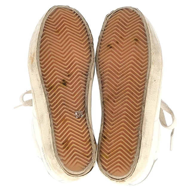 Empfohlener Verkaufspreis
Die Golden Goose Soul Star Sneakers aus elfenbeinfarbenem Leder sind eine vielseitige und stilvolle Wahl für Freizeit und Alltag. Das Modell aus weißem Nappaleder besticht durch sein zeitloses Design mit einer weißen Fersenlasche aus Leder als zusätzliches Detail. Die weißen Schnürsenkel verleihen diesen Sneakers einen klassischen Touch und machen sie zu einer schicken und trendigen Ergänzung Ihrer Schuhkollektion. Inspiriert von der Entwicklung des Sneakers vom Performance-Modell zum Alltags-Essential vereinen die Soul Star Sneakers mühelos Komfort und Mode.

Golden Goose Soul Star Sneakers aus elfenbeinfarbenem Leder
Zustand: Sehr gut
Gebrauchsspuren: Leichte Gebrauchsspuren, wenig getragen, aber sehr gut erhalten. Leichte Gebrauchsspuren an Sohlen und Knicken, leichte Abnutzungsspuren an Sohlen und Fersen.
Verpackung: Staubbeutel
Farbe: Weiß | Elfenbein
Material: Leder
Größe: EU 38/US 8
Maße: Absatzhöhe: 30; Innensohlenlänge: 270
Artikelnummer: NAPPUGBSH398319W