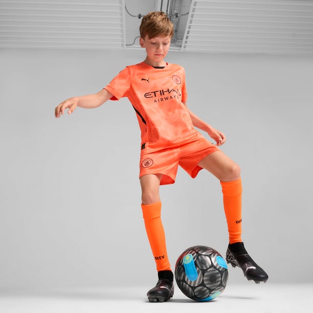 PRODUCT STORY: Defend your goal like Manchester City's finest in these official 24/25 goalkeeper shorts. Lightweight, breathable and cut for action, they feature our moisture-wicking dryCELL fabric to keep you feeling cool, comfortable and focused. FEATURES & BENEFITS: dryCELL: Performance technology designed to wick moisture from the body and keep you free of sweat during exercise; As part of the RE:FIBRE program, this garment is made of at least 95% recycled material from textile waste and other used materials. DETAILS: Regular fit; 170 gsm, Jacquard; Medium rise; Official team branding; PUMA branding details; PUMA Youth: Recommended for older kids between 8 and 16 years. Our model is 147 cm tall and is wearing size 152 RUS.