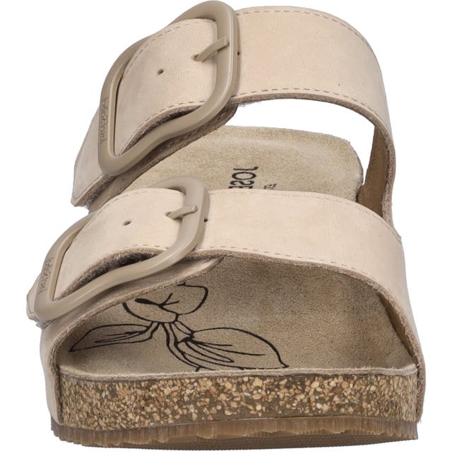 Mit der Tonga 64 Sandale von JOSEF SEIBEL erlebst du den Sommer in seiner vollen Pracht. Dieses beige Damenmodell vereint traditionelles Handwerk mit modernem Komfort. Gefertigt aus hochwertigem Nubuk-Rindsleder, bietet es eine ideale Kombination aus Langlebigkeit und weichem Tragegefühl. Die Sohle aus einer innovativen Mischung von TR, PU und Kork garantiert Rutschfestigkeit, Flexibilität und Leichtigkeit, perfekt für lange Spaziergänge im Freien. Dank des praktischen Klettverschlusses lässt sich die Sandale schnell an- und ausziehen. Die Spirit of Nature Kollektion steht für charakterstarkes Design und bequemes Gehen, ohne dabei die Umwelt zu belasten. Die AGO-Fertigungsart, eine leichte und formbeständige Machart, unterstreicht die Qualität und das handwerkliche Können, das hinter jedem Schuh von JOSEF SEIBEL steckt. Ideal für die Freizeit, spiegelt Tonga 64 die Philosophie von Slow Fashion wider, indem sie Stil, Bequemlichkeit und Nachhaltigkeit vereint.