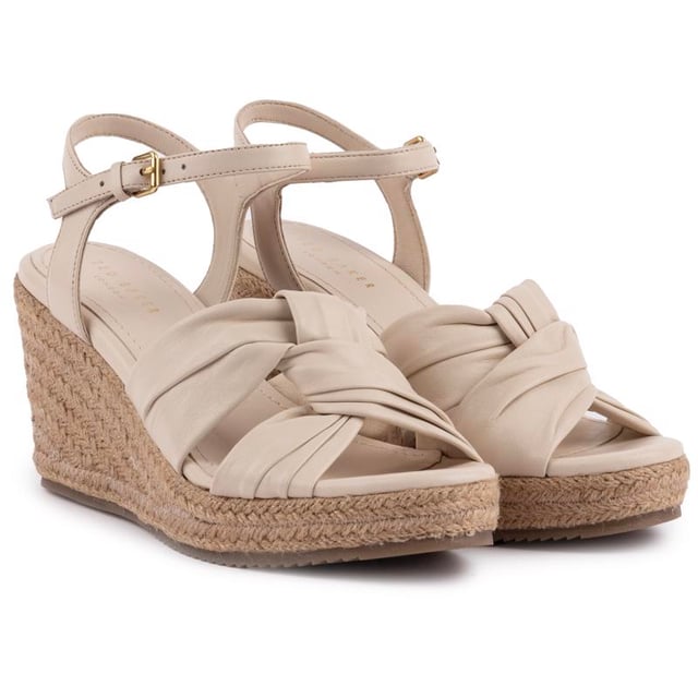 Ted Baker Carda Sandalen Die High Wedge Carda Sandaletten von Ted Baker sind ein Sommerklassiker, der Ihre Looks perfekt ergänzt. Die fabelhafte Lederriemchensandale hat einen hübschen Knöchelriemen mit einer verstellbaren Metallschnalle, einen Keilabsatz im Espadrille-Stil und ein Plateau.