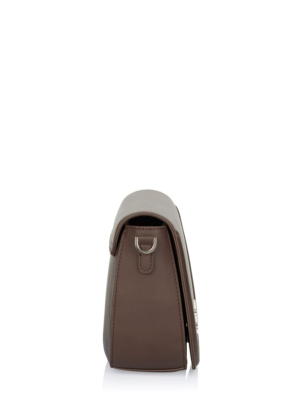 100% polyurethaan; Breedte: 25,5 cm, hoogte: 19 cm Cavalli Class-tas;  Model: CCHB00122 C00;  Hoogwaardige afwerking;  Sluiting: drukknoop;  In maat verstelbare en afneembare schouderband;  Eén hoofdvak binnenin;  Een klein vakje aan de binnenkant;  Afmetingen (cm): 25,5 x 19 x 9,5;  Cavalli Class-logodetails