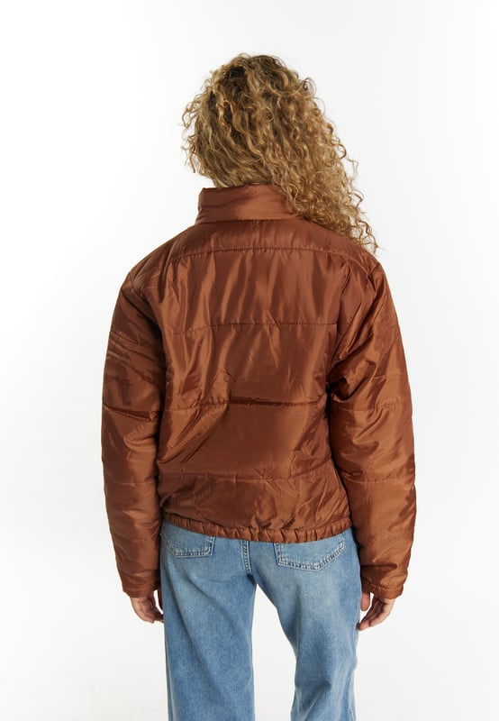Met de licht gewatteerde blousonjassen van myMo haal je het perfecte tussenjasje in je garderobe. Het glanzende materiaal is fijn doorgestikt en wordt door de elastische manchetten in vorm gehouden. Een lichte vulling zorgt voor warmte, net als de opstaande kraag. De doorlopende ritssluiting is verborgen achter een drukknoopsluiting en geeft de jas een elegante touch.  Jas