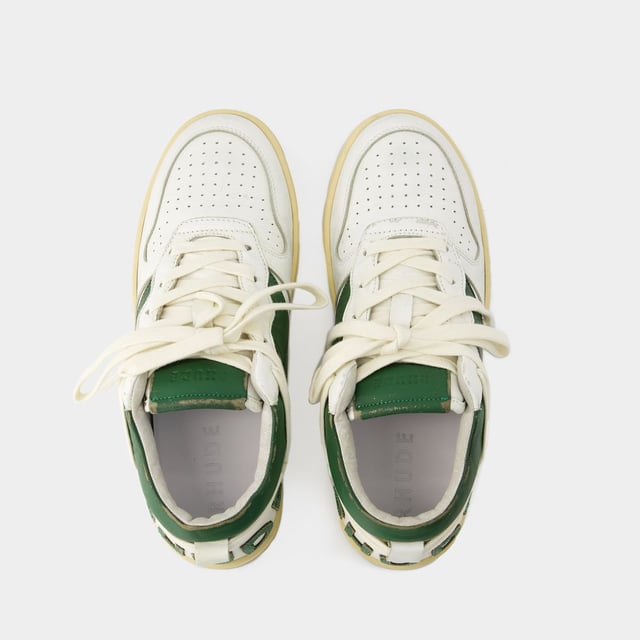 Presentamos las zapatillas Rhecess de Rhude, donde la frescura urbana se une a la comodidad contemporánea. Estas zapatillas fusionan a la perfección un diseño moderno con un guiño al estilo streetwear, mostrando una silueta única perfecta para ir a la moda statement. Para elevar tu look con estas zapatillas statement, considéralas la base de un conjunto moderno de inspiración callejera. Combínalas con unos vaqueros desgastados, una sudadera con capucha de estampado gráfico y unas gafas de sol atrevidas para conseguir un look vanguardista sin esfuerzo, perfecto para un día con amigos o una noche informal en la ciudad. Rhude Las zapatillas Rhecess de brand ejemplifican el compromiso de la marca con la calidad y la moda, ofreciéndote una opción de calzado distintiva y versátil que combina sin esfuerzo el encanto moderno con el estilo urbano. Sal con confianza, mostrando tu sensibilidad única por la moda y tu estilo de entrenador contemporáneo. Colores: blanco - blanco/verde oscuro. Material principal: piel de ternero lisa. Material de la suela: caucho. Material del forro: algodón. Cierre: cordones en la parte superior. Forma de la punta: almendra. Ajuste: fiel a la talla - Talla: