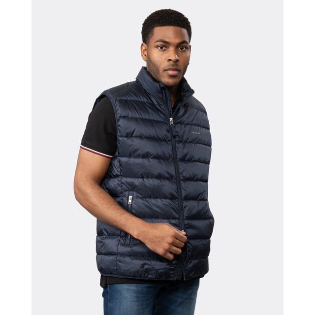 Crafted in a lightweight recycled polyester with a water-repellent finish, this Light Down Vest adds a perfect layer of warmth when the temperatures suddenly drop. With a length that falls slightly above the hips, interior zip and patch pockets and its straight channel quilting, this vest is a must-have for cooler mornings or evenings out after sundown.
Regular fit  Printed logo at chest  Water-repellent  Fully lined
Shell - Recycled Polyester 100%, Lining - Recycled Polyester 100%, Padding - Down 90%, Feathers 10%
7006299