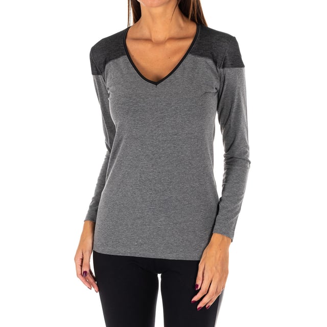 Långärmad ytter t-shirt Rossoporpora.\n V-ringad hals.\n Kontrasterande detalj på ovansidan.\n Komfortabelt tyg som andas.\n Sömmar i ton.\n Sammansättning: 90% bomull, 10% elastan\n Skötsel:\nTvätta i max temperatur 30º.\n Använd inte blekmedel.\n Använd inte torktumlare.\n Får inte strykas.\n Får inte kemtvättas.