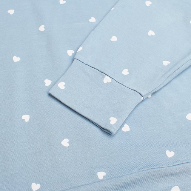 Esta camiseta de pijama de manga larga de GAP es una opción ideal para quienes buscan la combinación perfecta de comodidad y estilo durante el descanso. 

Confeccionada en un tejido suave y ligero, garantiza una sensación acogedora sobre la piel, permitiendo un sueño reparador y tranquilo.

El diseño presenta un estilo Henley clásico, con un cuello redondo y un cierre de botones, lo que no solo añade un toque elegante, sino que también permite ajustarlo según la preferencia personal, ofreciendo versatilidad y confort. 

El corte holgado y relajado asegura libertad de movimiento, haciendo de esta camiseta una prenda ideal no solo para dormir, sino también para relajarse en casa.
 Composición: 96% Modal, 4% Elastano
 Cuidados:
- Lavar a máquina con agua fría.
- Utilizar colores similares en el lavado.
- Evitar el uso de blanqueadores.
- Secar a baja temperatura en secadora.
- Planchar a baja temperatura.
- No lavar en seco.