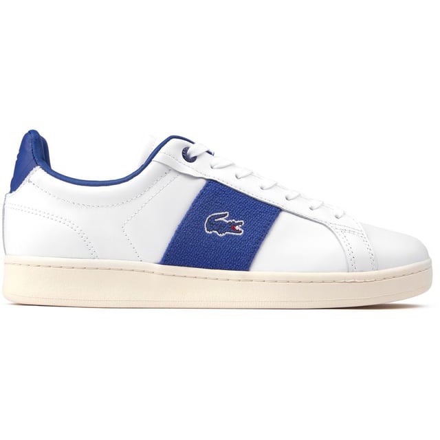 Sigilo y estilo se unen en las zapatillas de deporte Carnaby Pro de Lacoste. La parte superior de cuero de primera calidad y el ojal superior grabado brindan una apariencia elegante y minimalista, mientras que las plantillas Ortholite amortiguan cada paso. Con su icónica marca de cocodrilo y suelas de goma duraderas, las legendarias Carnaby rezuman un estilo de vida elegante e informal y te permiten moverte con rapidez y confianza dentro y fuera de la cancha.