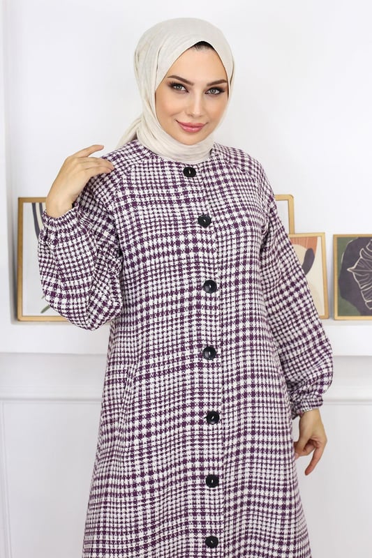 Stoffmerkmal: Hergestellt aus Chanel-Stoff.Produktmerkmal: Es handelt sich um ein neues Hijab-Modell der Saison. Es ist ungefüttert. Die Manschetten sind elastisch. Es hat verwendbare Knöpfe auf der Vorderseite. Aufgrund von Konzeptaufnahmen kann es zu leichten Unterschieden in den Farbtönen des Produkts kommen. Das Model trägt Größe 38. Größe 38 Kopfbedeckung Maße: Produktlänge: 125