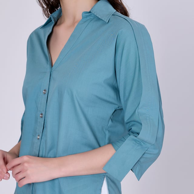 Een eenvoudig en elegant shirt gestructureerd met een lange riem die langs de schouders en armen loopt. Een informele uitstraling met 3/4 mouwen, een V-hals en een rechte lijn. Dit stuk wordt gesneden in een licht gladde popeline, ideaal voor de lente- en zomerseizoenen: geschikt voor informele uitjes, uitstapjes in de stad, het weekend en nog veel meer.
 Productdetails:
 Lengte: 68 cm
 Model draagt ​​maat 10
 Modelhoogte is 5 "7
 Vorm: recht
 3/4 mouwen
 V halslijn, Italiaanse kraag
 MIDDEN VOORKOPEN