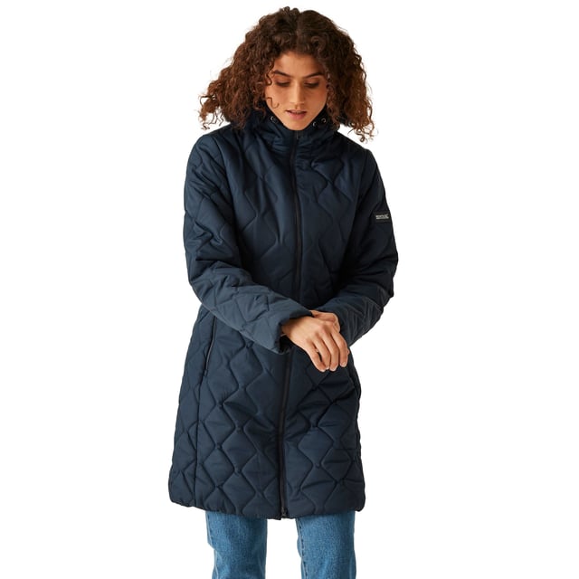 100 % återvunnen polyester. Tyg: Micro Poplin. Fyllning: Mellanvikt, Thermo-Guard. Foder: Taffeta. Design: Logotyp, slät, quiltad. Tygteknik: Slitstarkt, isolerande, snabbtorkande, vattenavvisande. Urringning: Med huva. Ärmtyp: Långärmad. Funktioner i huvan: Justerbar, Faux Fur Trim, Växer på huvan. Längd: Lång linje. Fickor: 2 nedre fickor med dragkedja, 1 säkerhetsficka, intern. Fästning: Tvåvägs dragkedja. 8 UK: 32 tum. 10 UK: 34 tum. 12 UK: 36 tum. 14 UK: 38 tum. 20 UK: 45 in. 22 Storbritannien: 48 tum. 24 Storbritannien: 50 tum. 26 Storbritannien: 52 tum. 18 UK: 43 tum. 16 UK: 40 tum.