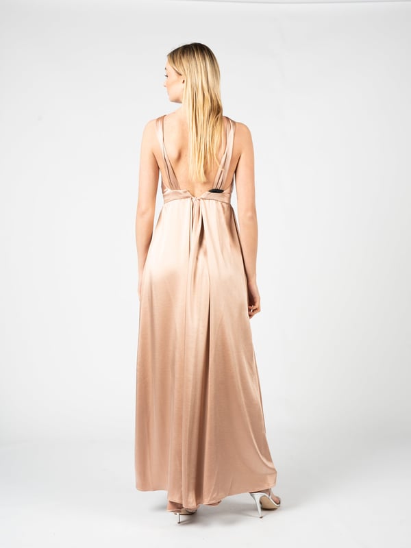 Un elegante vestido largo es la quintaesencia del estilo femenino, ideal para ocasiones especiales, como bailes o fiestas elegantes.
Con una abertura en el frente, que agrega un toque de audacia y permite exponer sutilmente las piernas, haciendo que cada paso se convierta en un baile seductor.
Cerrado con una cremallera oculta en la parte trasera, que es casi invisible, asegurando una línea de vestido suave y armoniosa, además de una comodidad adicional al vestir.
Hecho de tela de alta calidad, que no solo se ajusta bellamente a la figura, sino que también garantiza durabilidad y comodidad durante toda una noche de baile y diversión.