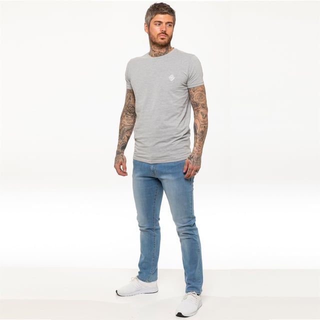 Kruze Mens Straight Leg Regular Fit Stretch Jeans med två fickor fram, två bak och en myntficka. Bekväma stretchjeans som passar perfekt för fritid och arbete.