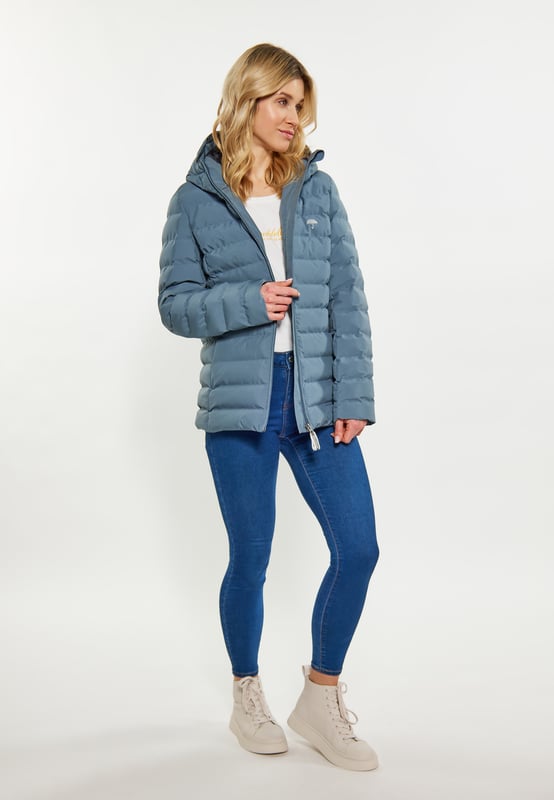 Mit ihrer starken Outdoor-Performance begeistert uns die Steppjacke von Schmuddelwedda. Sie ist aus einem beschichteten, wasserdichten Material gefertigt und mit nahtlosen Kammern verarbeitet, was einen weiteren Nässeschutz bietet. Das synthetische Füllmaterial ist nicht nur tierfreundlich, sondern sorgt auch für eine ideale Isolierung. Ein robuster Reißverschluss mit praktischem Kinnschutz, zwei seitliche Eingrifftaschen sowie eine Innentasche ergänzen das zeitlose Design.  Übergangsjacke / Winterjacke