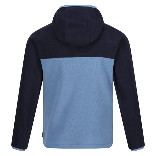 Gewebetechnik: langlebig, Leicht. Materialzusammensetzung (%): 100% Recyceltes Polyester. Gewebe: Micro-Vlies. Design: Logo. GSM (Gramm pro Quadratmeter): 210. Zum Überziehen, mit kurzem Reißverschluss. Griffplatte mit Warenzeichen. Taschenart: Zwei Taschen unten. Kapuzenmerkmale: angenähte Kapuze, Mit Stretch. Mit Kapuze. Langärmlig. Bündchen: Mit Stretch.