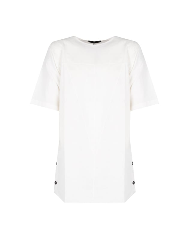 Dieser lockere Schnitt sorgt dafür, dass unsere Kleidung ideal für jede Gelegenheit ist, bietet Bewegungsfreiheit und Tragekomfort den ganzen Tag über.

Der runde Ausschnitt verleiht klassischen Charme und Eleganz, perfekt kombinierbar mit verschiedenen Accessoires wie Halsketten oder Schals.

Der längere Schnitt fügt nicht nur Stil hinzu, sondern bietet auch zusätzliche Wärme und Bequemlichkeit, ideal für kühlere Tage.

An den Seiten zieren dekorative Knöpfe ein subtiles, jedoch eindrucksvolles Detail, das jedem Outfit Charakter und Einzigartigkeit verleiht.

Aus hochwertigem Stoff mit einem Anteil an Leinen gefertigt, garantiert unser Produkt Langlebigkeit, Luftdurchlässigkeit und natürlichen Komfort, ideal für jede Jahreszeit.