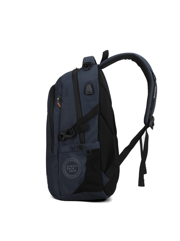 Mochila unisex. El cierre es con cremallera. Los bolsillos internos son bolsillos multifuncionales. Los bolsillos exteriores son dos frontales con cremallera y dos laterales abiertos. Falta la correa para el hombro. El asa es de tela. Hay un compartimento interno. El material exterior es poliéster. Internamente está forrado en poliéster. Medidas: 34x16x48 cm. Producto de moda