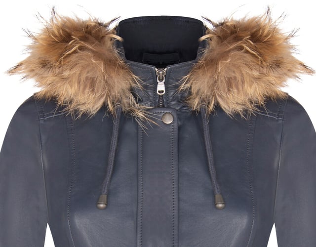 Verhoog je winterstijl met ons leren damesparkajack, een perfecte mix van minimalistische verfijning en warmte. Deze jas is gemaakt van 100% premium, ultrazacht nappaleer en biedt zowel luxueus comfort als een tijdloze uitstraling. Dit is wat hem onderscheidt:  
 Afneembare, met bont gevoerde capuchon: De jas wordt geleverd met een met bont gevoerde capuchon, die zorgt voor warmte en comfort tijdens de winter terwijl het een stijlvol tintje toevoegt aan het algehele ontwerp. 
 Knoopsluiting: In plaats van de typische ritssluiting heeft deze jas een een knoopsluiting over de YKK-ritssluiting, waardoor een meer klassieke en verfijnde esthetiek ontstaat. 
 Verstelbare gespen: Gespen op de manchetten zijn toegevoegd verstelbaarheid, waardoor je de pasvorm kunt aanpassen en ervoor kunt zorgen dat de mouwen ademend blijven voor langdurig comfort. 
 Verlengde tailleritsen: Twee verlengde horizontale ritsen Ritsen lopen over de taille, bieden voldoende opbergruimte en voegen een moderne twist toe aan het ontwerp van de parka. 
 Hoge trechterkraag: De hoge trechterkraag kan worden vastgemaakt met een YKK-rits over de volledige lengte, die extra bescherming biedt tegen kou en wind.  Met zijn strakke en minimalistische ontwerp is deze leren damesparka een veelzijdige toevoeging aan je wintergarderobe, waarbij mode en functionaliteit moeiteloos worden gecombineerd