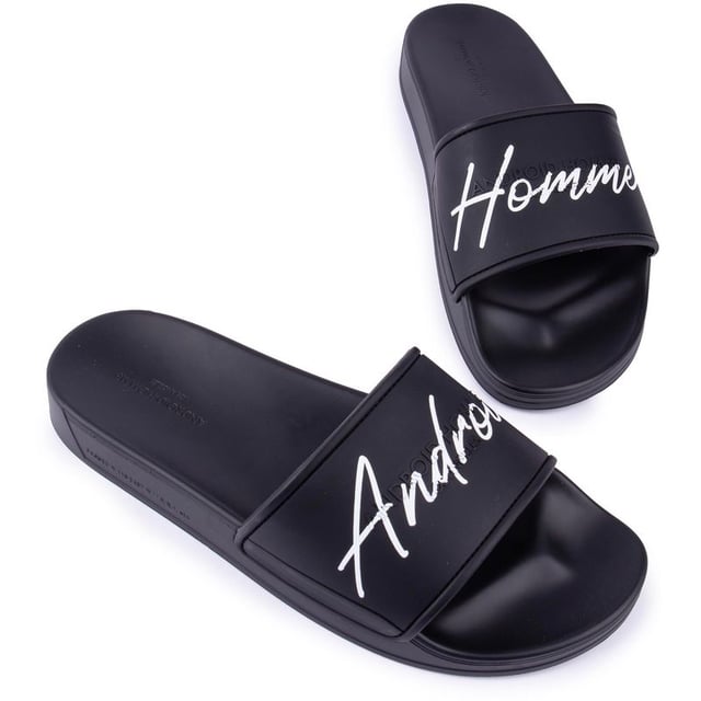 Luce fresco e informal en la piscina, en la playa o mientras descansas con estas chanclas negras para hombre de Android Homme Laguna Beach. Esta sandalia de diseño presenta una correa ancha con la marca y una plantilla moldeada. Relájese con estilo, de vacaciones o en casa.