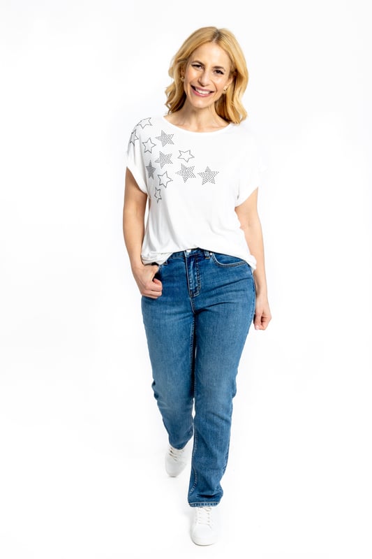 Esta elegante camiseta tiene un tacto suave, mangas enrolladas sutiles y un corte relajado. El favorecedor escote redondo y el diseño de destellos con tachuelas hacen de esta camiseta una opción ideal para combinarla con una falda de satén o pantalones elegantes, o llevarla de manera más casual con jeans o joggers.

Hemos clasificado esta camiseta en tallas S/M/L debido a su corte relajado y versátil. Talla de arriba 8-10 = Pequeña, 12-14 = Mediana y 16-18 = Grande.

Disponible en 3 colores

95% Viscosa, 5% Elastano

Lavado a máquina a 30°