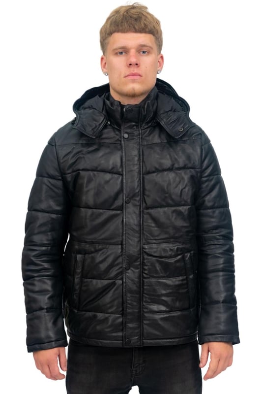 Experimente la calidez y el estilo con nuestra chaqueta acolchada con capucha de cuero negro. Confeccionada con el mejor cuero napa de cordero, esta chaqueta ofrece una sensación lujosa y flexible a la vez que proporciona un excelente aislamiento. Las cremalleras YKK garantizan una funcionalidad suave y durabilidad. Con dos bolsillos exteriores en la cintura y dos bolsillos interiores, tendrá un amplio espacio para mantener sus elementos esenciales seguros. La capucha desmontable agrega versatilidad, lo que le permite adaptarse a las condiciones climáticas cambiantes. Ya sea que esté paseando por la ciudad o explorando el aire libre, esta chaqueta combina comodidad y estilo a la perfección. • Confeccionada con el mejor cuero napa de cordero para una sensación lujosa • Cremalleras YKK para una funcionalidad suave y una durabilidad duradera • Dos bolsillos exteriores en la cintura y dos bolsillos interiores para un almacenamiento conveniente • Capucha desmontable para mayor versatilidad • Diseño acolchado para un excelente aislamiento y calidez.