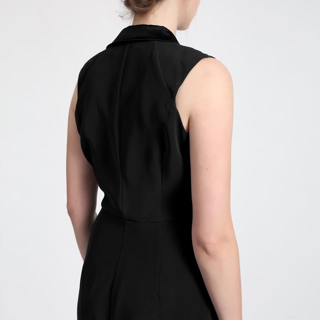 Een van onze "Classic with a Twist" en een must in je garderobe: de Top Stiches Tailor Wrap Dress beoordeeld door Smart and Joy Design Team. Verbeterd met elegante bovenste steken op de kragen, met een fancy knop zijn vorm benadrukt elk silhouet. Tijdloos en geschikt voor verschillende gelegenheden, je kunt niet fout gaan met zo'n stuk; Ofwel gepaard met hoge hakken of matchen het terloops met platte sandalen.
Productdetails
• Vorm: kleermaker, gemonteerd
• Lengte: 110 cm
• Geklassing
• Mouwloos