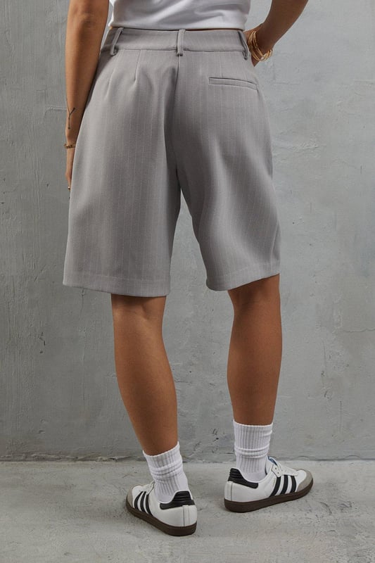 Elevate your summer wardrobe with our Premium Pinstripe Tailored Shorts. Perfect for both casual and formal occasions, these shorts are versatile and stylish, offering a classic look with a modern twist. Ideal for pairing with a variety of tops, these shorts are a must-have addition to any wardrobe.
