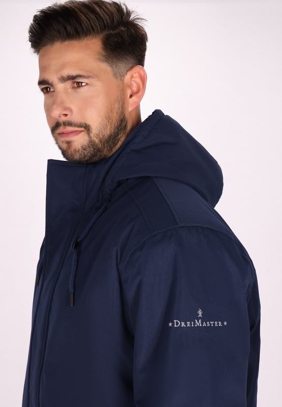 Ontdek de beste winterjas ontworpen voor lage temperaturen. Deze parka heeft een hoge kraag en een ritssluiting over de volledige lengte met drukknopen voor extra bescherming. Dankzij de verstelbare capuchon en lange mouwen zorgt hij voor warmte. Klepzakken verhogen de functionaliteit en het 5000 mm dikke waterdichte materiaal houdt je droog. Perfect voor een reis naar de bergen of een winteravontuur aan zee.  Winter parka