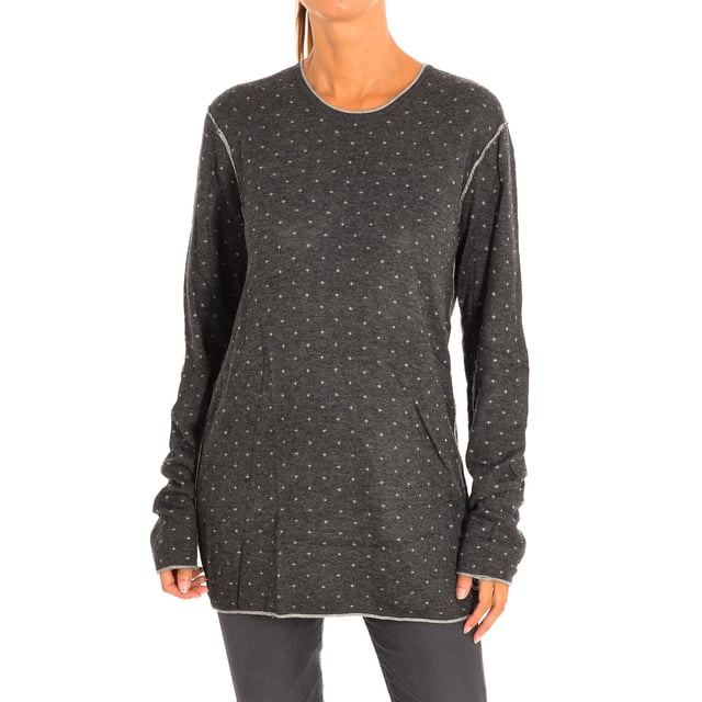 Long Sleeve Sweater Le temps des Cerises.
 Gray
 Suitable for all occasions, casual for every day.
 Round neck and long sleeve.
 Loose cut.
 Smooth texture.
 Seams seen in tone.

 Composition: 85% Viscose, 15% Wool.

 -Machine wash at a maximum temperature of 30º.
 -Do not use a dryer.
 -Do not use bleach.
 -Iron temperature max. 110º.
 -Do not dry clean.
 Composition: 85% Viscose, 15% Wool.
 Care:
- Machine wash at a maximum temperature of 30º.
 - Do not use a dryer.
 - Do not use bleach.
 - Iron max. temperature 110º.
 - Do not dry clean.