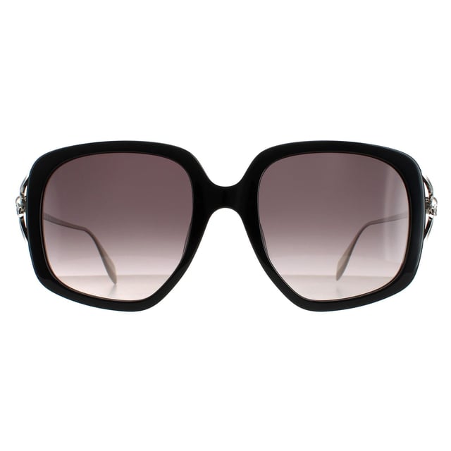 Las gafas de sol Alexander McQueen Square para mujer am0374s en degradado gris plateado negro son unas elegantes gafas cuadradas fabricadas en acetato ligero. El logotipo de Alexander McQueen está incrustado en las patillas para garantizar la autenticidad de la marca.