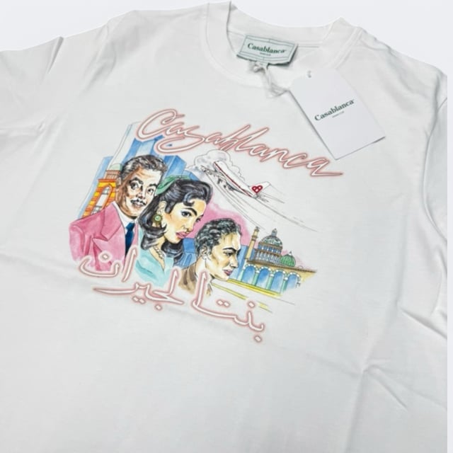 Mejora tu guardarropa con esta elegante camiseta La Liaison de Casablanca, una mezcla perfecta de lujo y estilo casual. Confeccionada con 100% algodón orgánico de primera calidad, esta camiseta ofrece un confort supremo y transpirabilidad, lo que la hace ideal para el uso diario.  
Detalles del producto:  
Marca: Casablanca  
Modelo: Camiseta La Liaison  
Color: Blanco  
Tamaño: XS (Extra Pequeño)  
Material: 100% Algodón Orgánico  
Ajuste: Regular  
Características: Cuello redondo, mangas cortas, tejido suave al tacto, impresión gráfica distintiva de Casablanca  
Esta camiseta es un imprescindible para los entusiastas de la moda que aprecian la moda callejera elevada con un toque de sofisticación. El icónico diseño de Casablanca añade una estética distintiva, convirtiéndola en una pieza versátil para cualquier atuendo.  