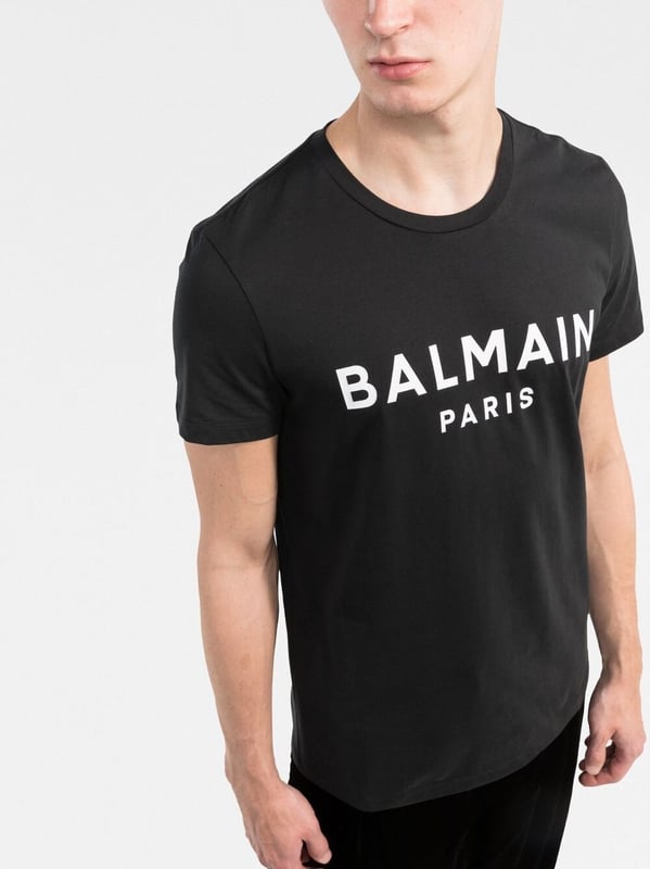 Presented in a black colourway with a cotton construction, Balmain's round-neck T-shirt boasts a contrasting logo print at the chest for a recognisable look.



black/white
cotton
logo print to the front
round neck
short sleeves
straight hem