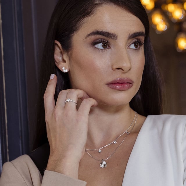Anillo Kimsel de Circonita Brillante acabado plata. África Moda te sumerge en un mundo de colores vibrantes, texturas exquisitas y diseños artesanales que reflejarán la esencia de tu espirítu.